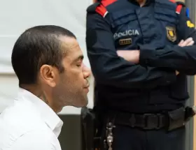 "No soy un hombre violento": Dani Alves fue condenado a más de 4 años de prisión por violar a una joven