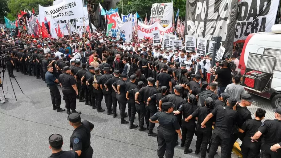 La Polica evita que los manifestantes piqueteros bajen a la calle frente al Ministerio de Desarrollo Social.