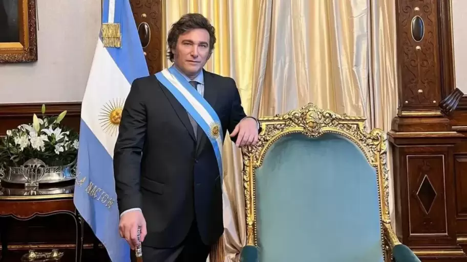 Javier Milei en el silln de Bernardino Rivadavia