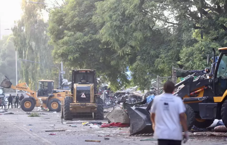 Las gruas y barredoras del Gobierno de la Ciudad avanzan con el desalojo en Retiro.