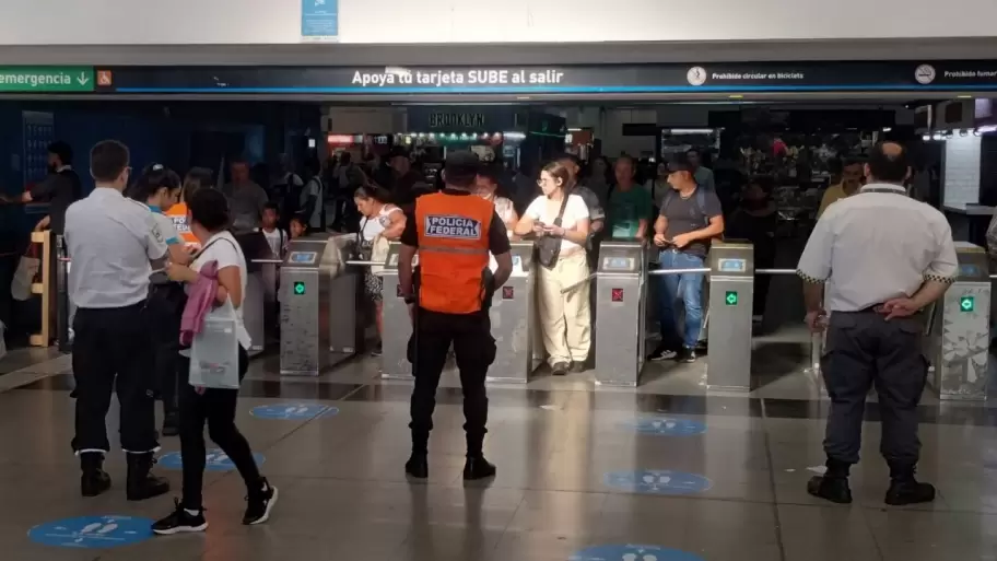 La presencia policial no se hizo esperar en las estaciones de trenes