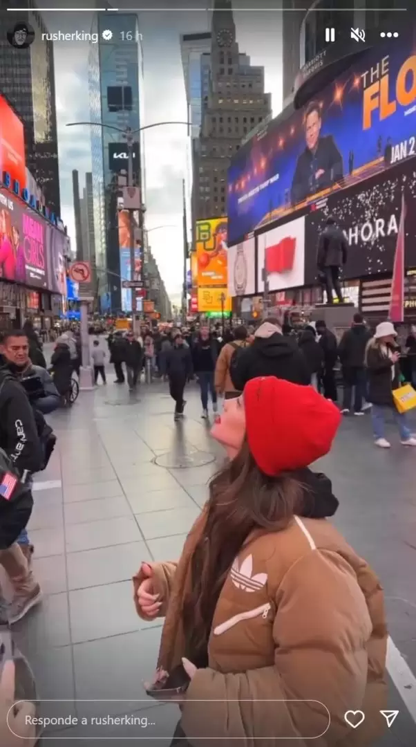 Rusherking poste un video en Times Square paseando con ngela Torres.