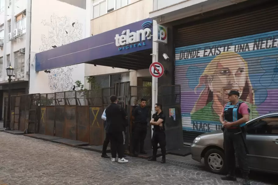 As amaneci la agencia Tlam: vallada y con personal policial
