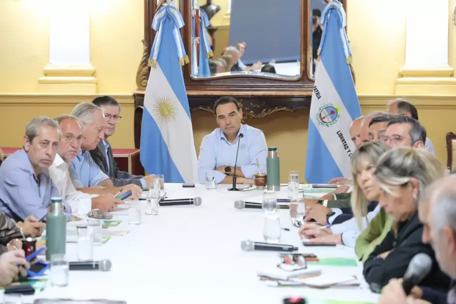 Gustavo Valds, reunido con el Comit de Crisis de Corrientes