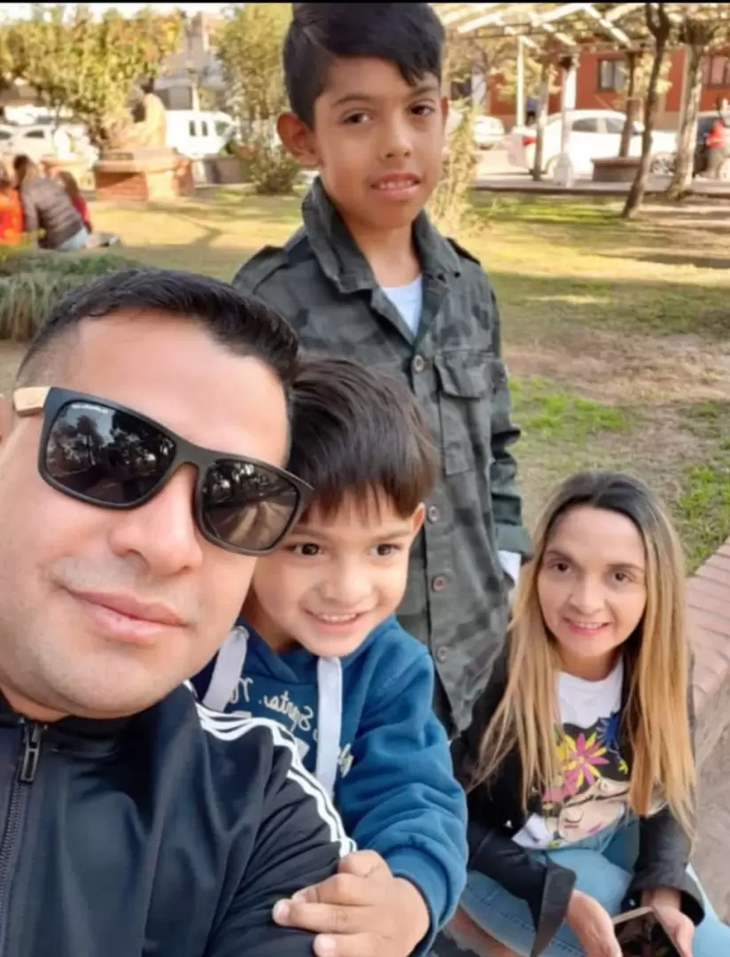 Csar Fabin Alderete, Noelia Campos y sus dos hijos.