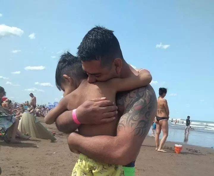 Csar Fabin Alderete junto a uno de sus hijos en la playa.