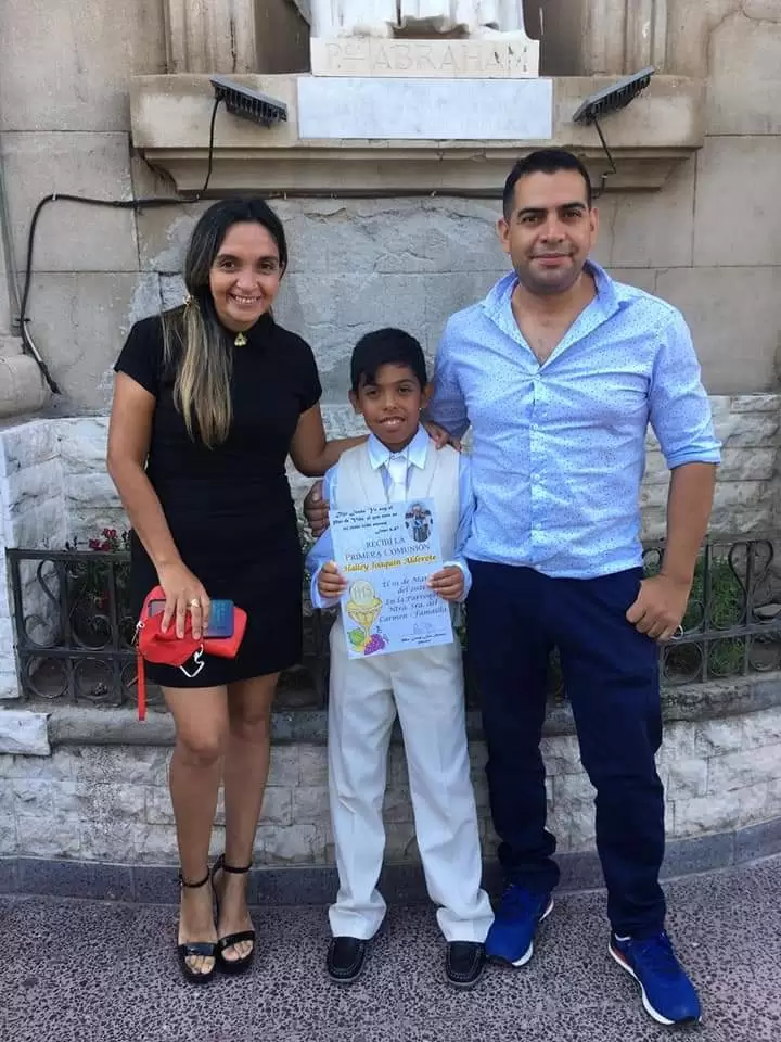 Csar Fabin Alderete junto a Noelia Campos y uno de sus hijos.
