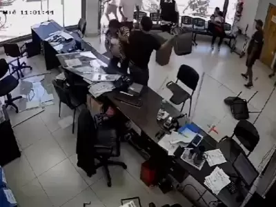 Un hombre destroz una oficia de Energa de Misiones.