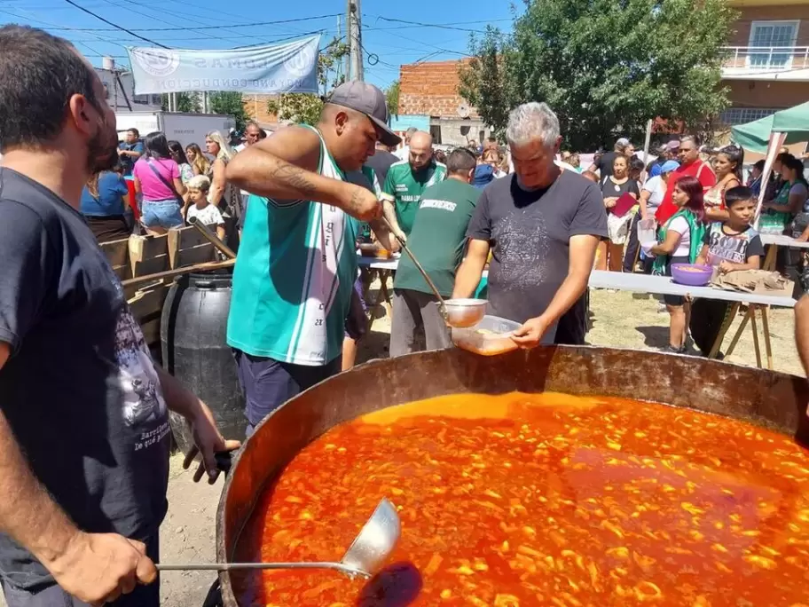 Pablo Moyano sobre la olla Popular de Camioneros en Lomas de Zamora > Era para 1000 personas y fueron casi 4000 personas por un plato de comida caliente " .