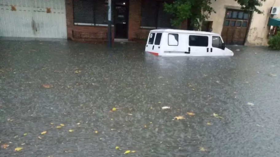 Una camioneta bajo el agua en el barrio porteo de Barracas.