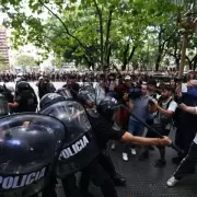 Represin frente al Gaumont: la Polica avanz contra los manifestantes que protestaban por el ajuste en cultura