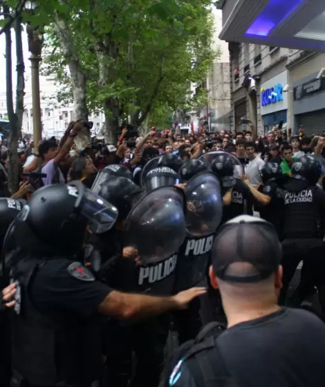 Represin frente al cine Gaumont