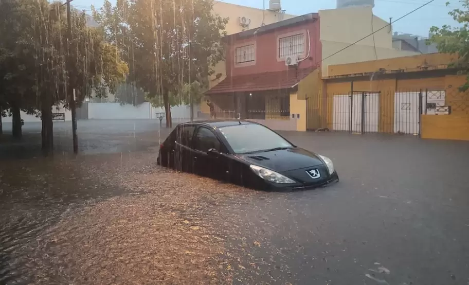 As qued un auto en medio del temporal en La Matanza