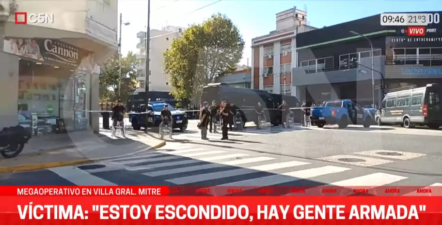 Los medios de comunicacin registraron la falsa alarma que motiv al operativo policial en Villa Mitre.