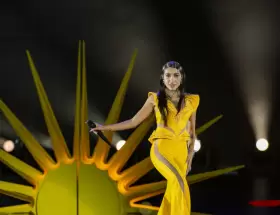 Mara Becerra agreg el sol de la bandera Argentina en la escenografa de su show.