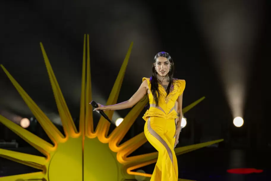 Mara Becerra agreg el sol de la bandera Argentina en la escenografa de su show.