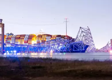 El principal puente de Baltimore se derrumba al ser embestido por un barco carguero