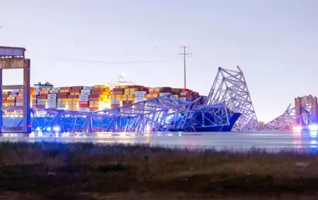 El principal puente de Baltimore se derrumba al ser embestido por un barco carguero
