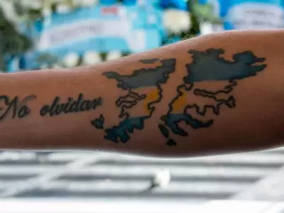 Un tatuaje que pide "no olvidar" que las Islas Malvinas son argentinas.