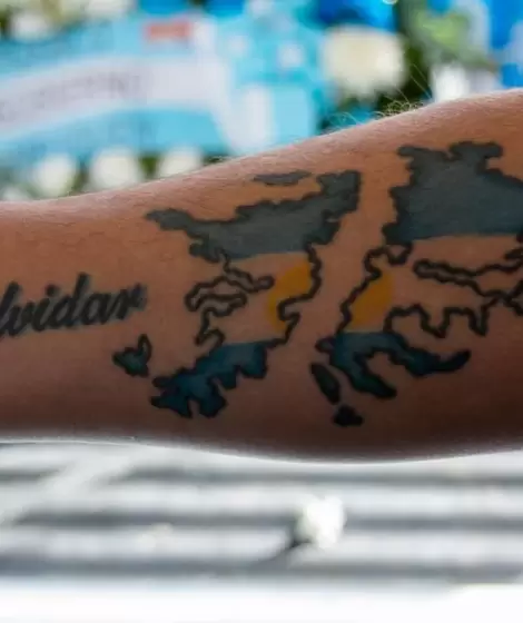 Un tatuaje que pide "no olvidar" que las Islas Malvinas son argentinas.