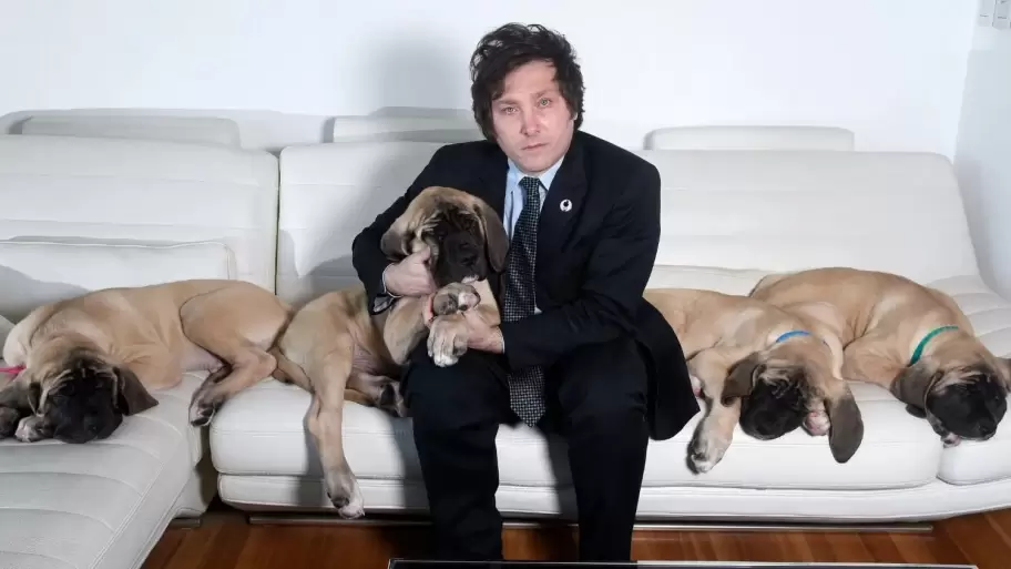 Javier Milei junto a sus perros