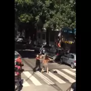 "No me toques!": una mujer le tir piedras a los vecinos, intent sacarle el arma a un Polica e invit a otros a pelear