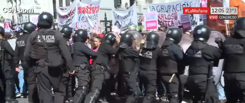 Represin en las inmediaciones del Congreso