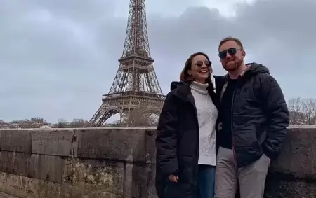 Noelia Maldonado y Emiliano Pennice frente a la Torre Eiffel.