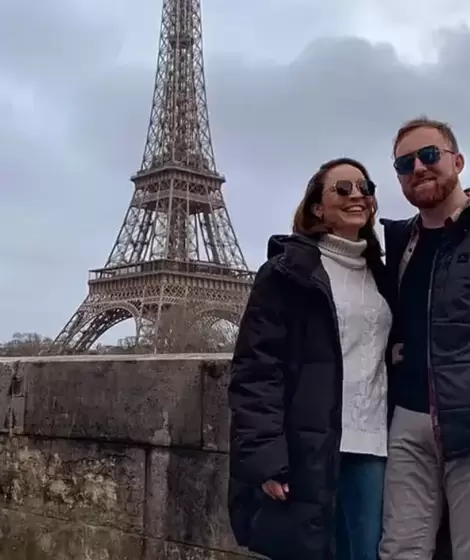 Noelia Maldonado y Emiliano Pennice frente a la Torre Eiffel.