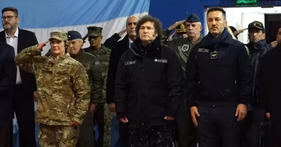La generala estadounidense y jefa del Comando Sur, Laura Richardson, junto al presidente Milei y el ministro de Defensa argentino, Luis Petri.