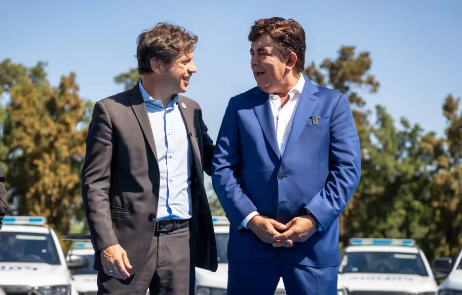 El gobernador bonaerense, Axel Kicillof, junto al intendente Fernando Espinoza.