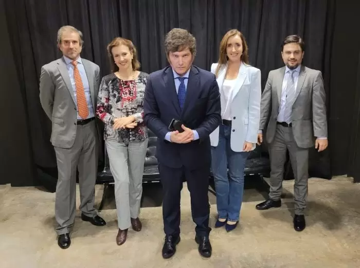 Bertie con el equipo de la Libertad Avanza