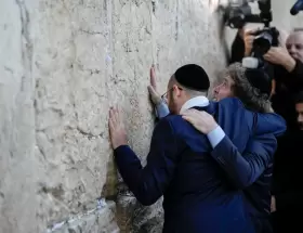 Milei junto a Shimon Wahnish en el Muro de los Lamentos