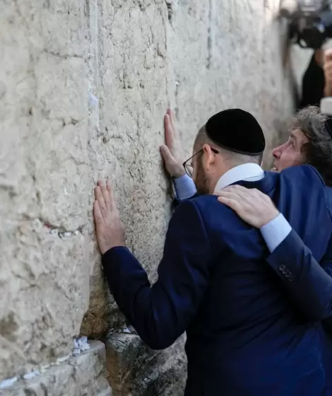 Milei junto a Shimon Wahnish en el Muro de los Lamentos