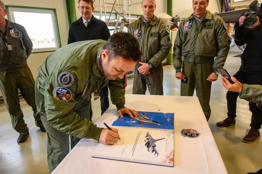 Luis Petri firmando la adquisicin de 24 aviones F16