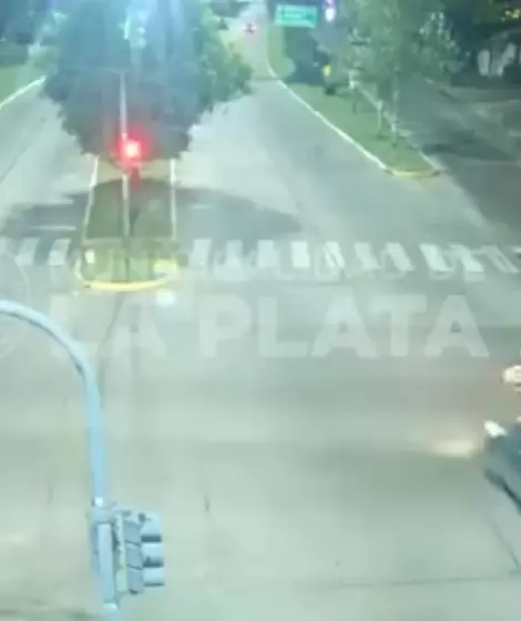 El momento previo al accidente en el cual se ve el semforo en rojo.