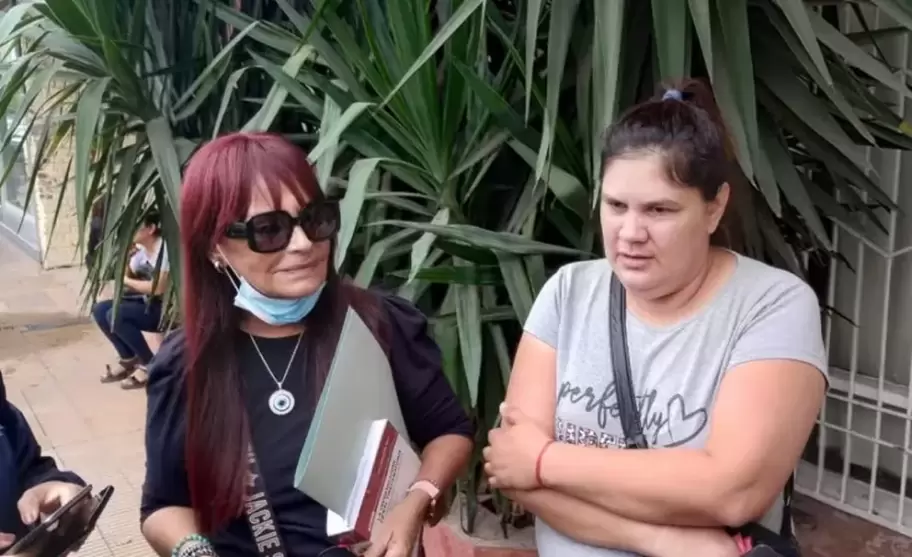 La abogada Adriana Molina junto a la madre denunciante Laura Bocek, quien comprob con videos que a su hijo lo golpeaban.