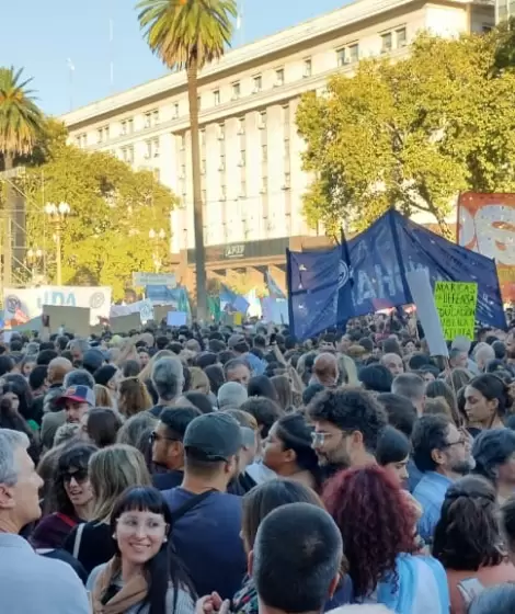 Miles de personas en Plaza de Mayo se manifiestan en contra al ajuste a las universidades pblicas