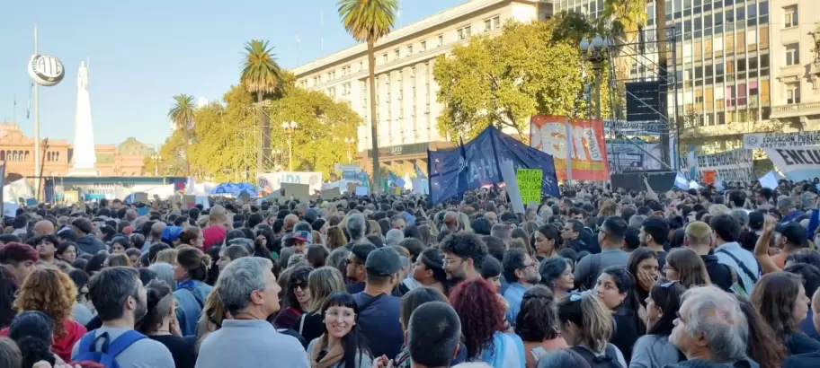 Miles de personas en Plaza de Mayo se manifiestan en contra al ajuste a las universidades pblicas
