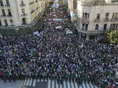 Multitudinaria marcha en Congreso en defensa de la educacin pblica