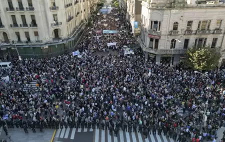 Multitudinaria marcha en Congreso en defensa de la educacin pblica