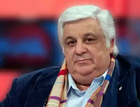 Alberto Samid se sum� a la ola de protestas por los cambios en X.