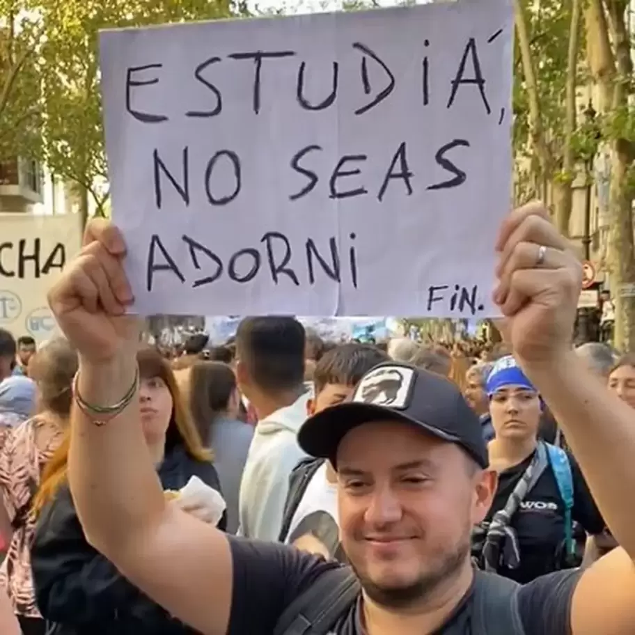 Carteles de la marcha nacional universitaria