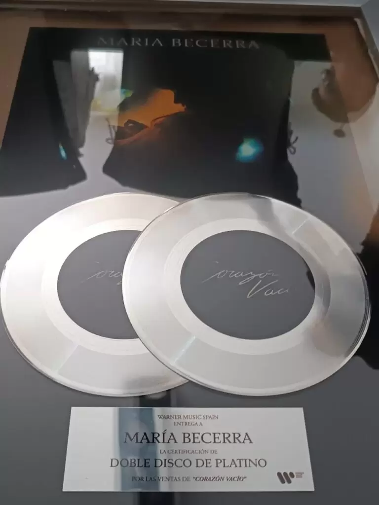 La plaqueta doble disco de platino que le robaron a Mara Becerra.