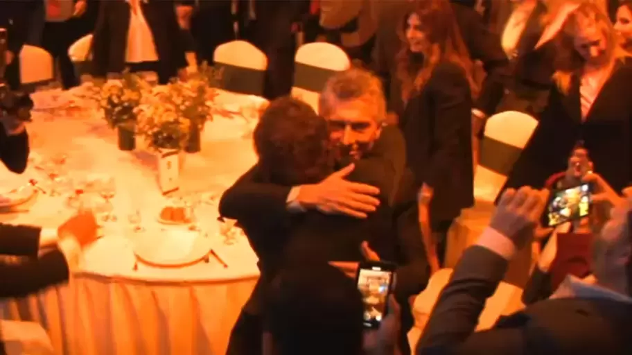 El abrazn entre Macri y Milei