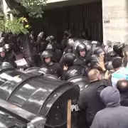 "La Polica empez a pegarnos": represin en la protesta frente a la sede de UTA en contra del acuerdo salarial