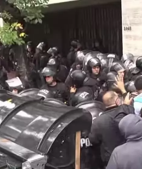 "La Polica empez a pegarnos": represin en la protesta frente a la sede de UTA en contra del acuerdo salarial