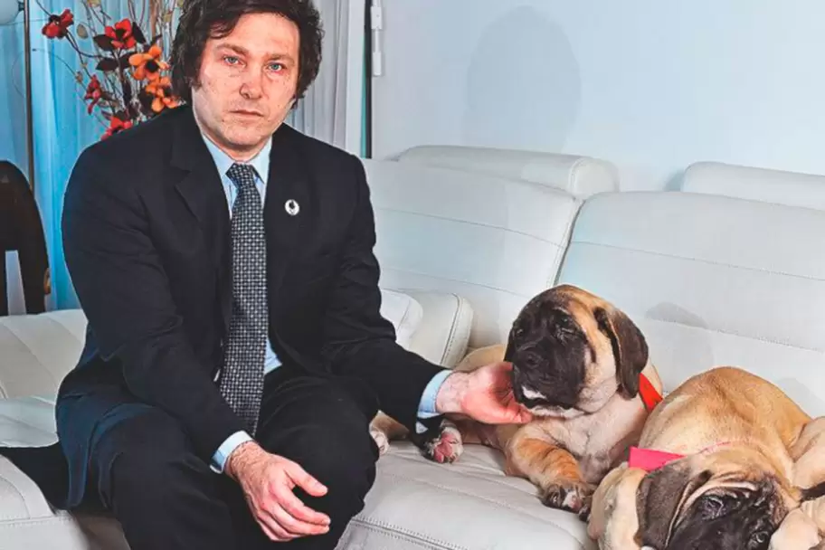 Javier Milei junto a dos de sus perros