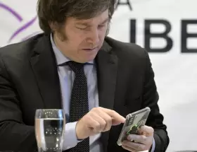 Javier Milei con su telfono celular