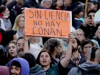 Uno de los carteles ms ledos en la marcha a favor de la educacin pblica